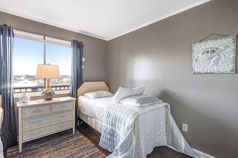 Guest bedroom with a single bed at Island Beach & Racquet Club B302